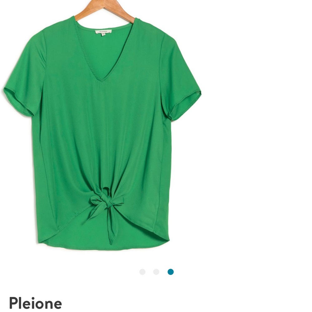 NWT! Adorable Kelly Green vneck blouse with knot detail. Size M